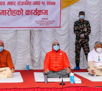 योगासनमा प्रधानमन्त्री [तस्वीरहरू]